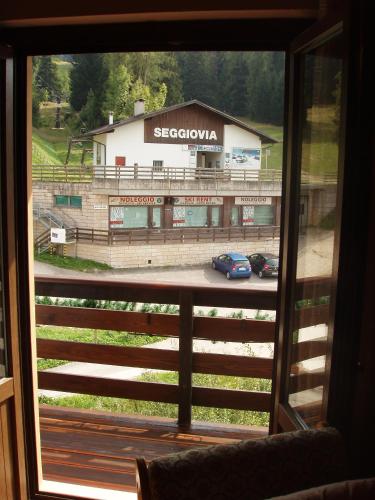 una ventana con vistas a un edificio en Appartamento a Francolini, en Folgaria