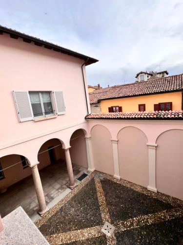 a view of the courtyard of a house with a window at Dimora Palazzo delle Gabette - Centro Storico in Pavia