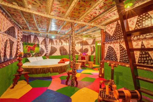 Ruang duduk di Evergreen County Retreat-India's First Adventure Veg Retreat