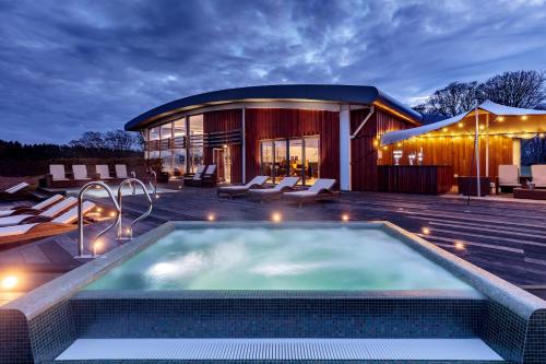 una piscina frente a una casa en The Coniston Hotel Country Estate & Spa - Skipton en Gargrave