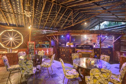 Restoran atau tempat lain untuk makan di Evergreen County Retreat-India's First Adventure Veg Retreat