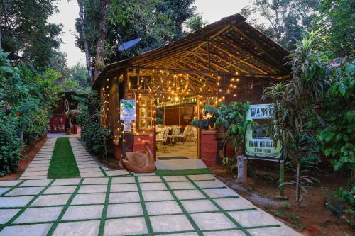 Taman di luar Evergreen County Retreat-India's First Adventure Veg Retreat