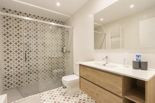 La salle de bains est pourvue d'une douche, de toilettes et d'un lavabo. dans l'établissement Casa Olegari, 