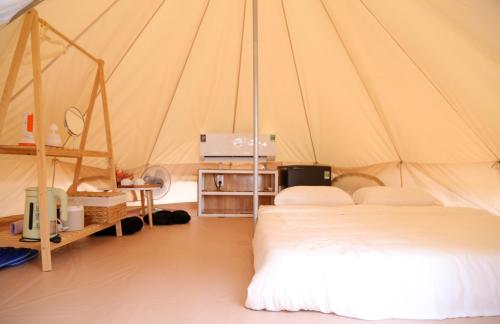 a bedroom with two beds in a tent at Mango Beach Hotel & Camping in Ấp Khánh Phước (1)