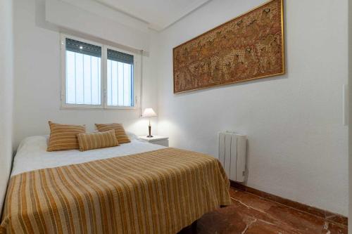 a bedroom with a bed and a painting on the wall at rentafive - Primera Línea - Arenales - Casa Pilar in Arenales del Sol