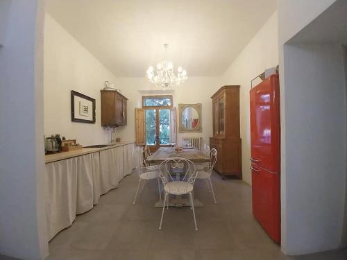 a kitchen with a table and chairs in a room at Villino Sole di Toscana con terrazza panoramica e giardino in Monterotondo