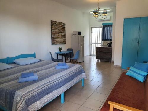 1 Schlafzimmer mit einem großen Bett und einer Küche in der Unterkunft Sea Apartments in Larnaka