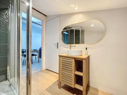 a bathroom with a sink and a mirror at [PARENTHESE] Le Green in Saint-Jory