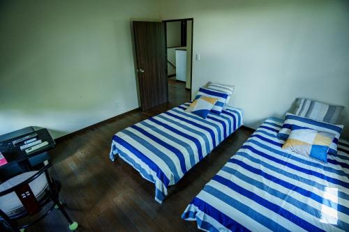 two beds sitting next to each other in a room at 一宿一景一生縁-千葉県市原市小谷田店 in Ichihara
