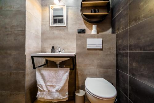 een badkamer met een toilet en een wastafel bij Rezidencia HONT in Krupina