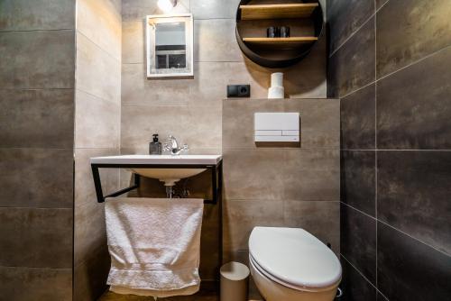 KrupinaにあるRezidencia HONTのトイレと洗面台付きのバスルーム