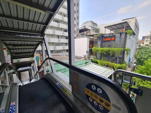 eine Rolltreppe, die zu einem Gebäude führt in der Unterkunft Lub d Bangkok Siam in Bangkok