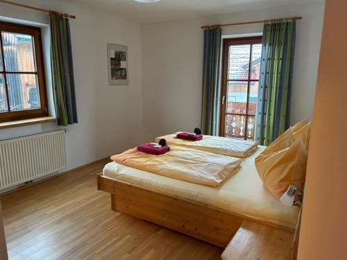 1 dormitorio con 2 camas en una habitación en Biohaus Florian, en Haus im Ennstal