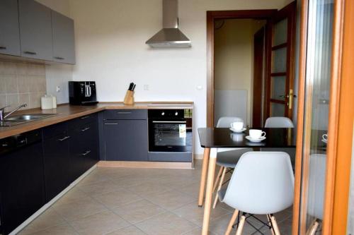 Kitchen o kitchenette sa Lux apartment for 1 to 7 people, also for parties up to 25 people, only 7' minutes from city and 8' minutes from airport