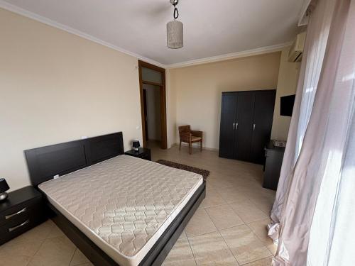 een slaapkamer met een groot bed in een kamer bij Lux apartment for 1 to 7 people, also for parties up to 25 people, only 7' minutes from city and 8' minutes from airport in Néon Rýsion