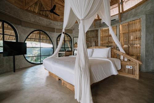 Giường trong phòng chung tại ZIN Canggu Resort & Villas