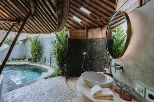 Phòng tắm tại ZIN Canggu Resort & Villas