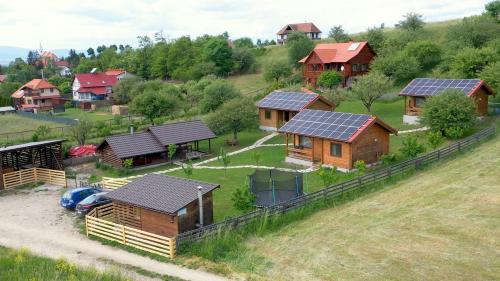 un grupo de casas con paneles solares. en Country Garden - Országkert, en Păuleni-Ciuc