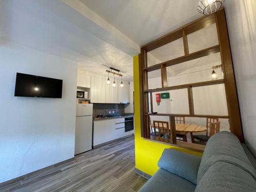 a living room with a couch and a kitchen at Alojamento Local - Casa Zé Santos - Aldeias do Xisto - Sobral de São Miguel - Covilhã in Sobral de São Miguel