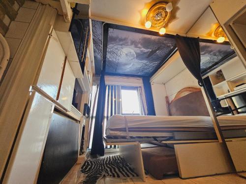 Habitación con cama en habitación con techo en Cosy and functional Studio in London en Colindale