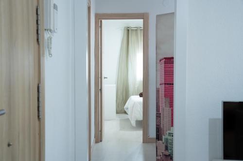 pasillo con habitación con cama y dormitorio en City town apartment, en Santander
