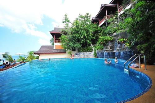 uma grande piscina com duas pessoas na água em Haad Yao Bayview Hotel em Ko Phangan