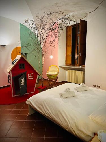 um quarto com uma cama e uma casa de brinquedos em WOW HOUSE in Torino em Turim
