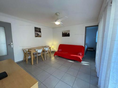 - un salon avec un canapé rouge et une table dans l'établissement 4VSE-VER4 - Très bel appartement idéalement situé avec parking privé, à Collioure