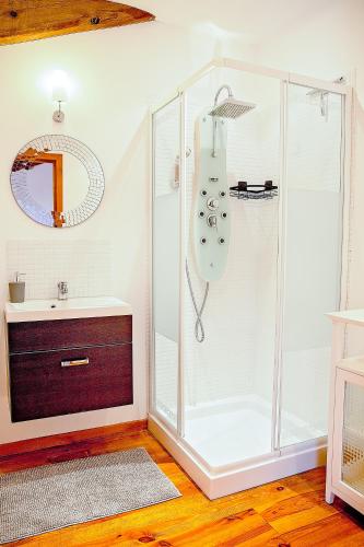 une salle de bain avec douche et lavabo dans l'établissement La Maison Des Vignes - Gite Olivier - Luxury Gite with Air Conditioning, à Tourouzelle