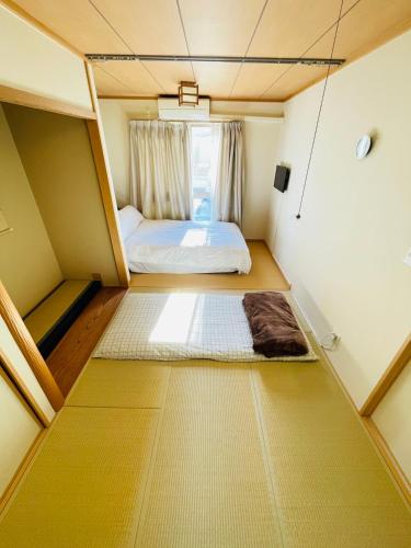 a small room with a bed and a window at 糖果屋 in Osaka