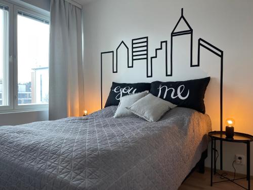 Un dormitorio con una cama con un letrero de ciudad. en Uusi kaksio Kaarinan keskustassa en Kaarina