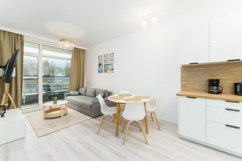 Η κουζίνα ή μικρή κουζίνα στο Apartament Przystań z Basenem Letnim by HolidaySun