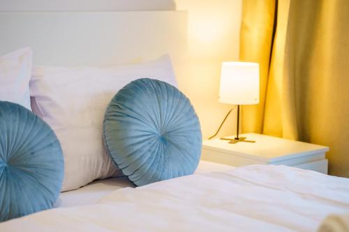Ένα ή περισσότερα κρεβάτια σε δωμάτιο στο Apartament Przystań z Basenem Letnim by HolidaySun