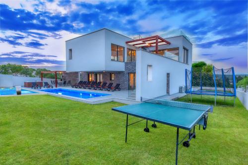 Bazén v ubytování Villa am Meer mit Pool & Kinderpool - Leon's Holiday Homes nebo v jeho okolí