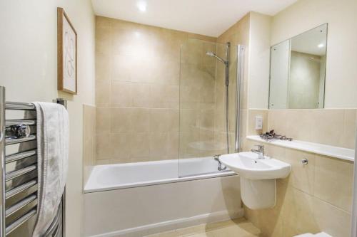 諾丁漢的住宿－Luxurious 1 Bed Apartment with Free Parking，带浴缸、水槽和淋浴的浴室