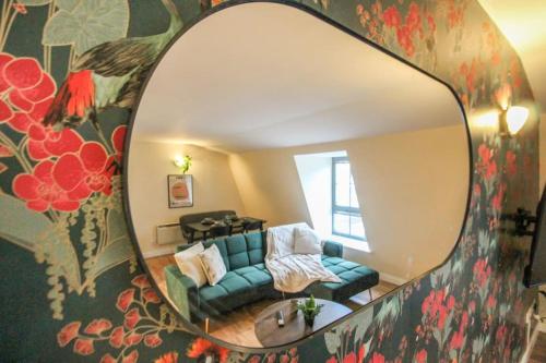 諾丁漢的住宿－Luxurious 1 Bed Apartment with Free Parking，客厅配有蓝色的沙发和镜子
