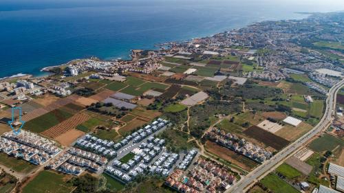una vista aérea de una ciudad junto al océano en Villa Levandini, en Protaras