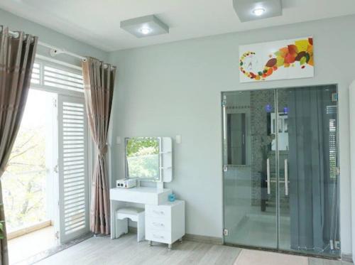 y baño con ducha acristalada y lavamanos. en Private Home in District 7, en Ho Chi Minh