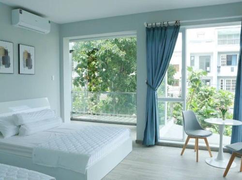 1 dormitorio con cama y ventana grande en Private Home in District 7, en Ho Chi Minh