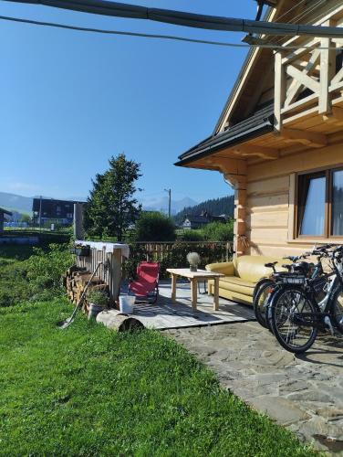 a group of bikes parked next to a cabin at Apartament Drewniana Hata in Kacwin