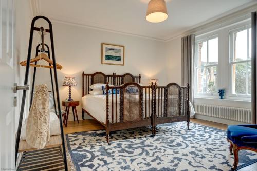 a bedroom with a bed and a blue rug at University Parks View in Oxford