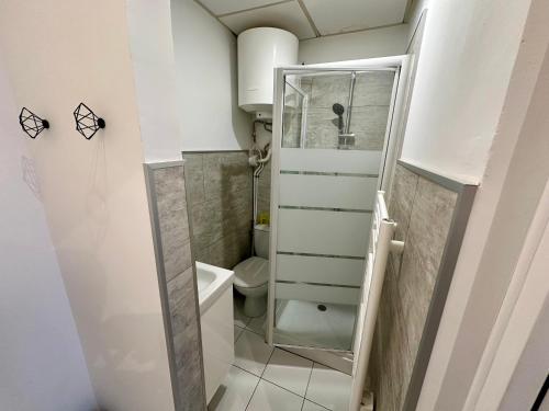 une petite salle de bain avec toilettes et lavabo dans l'établissement Vue dégagée #2, à Boulogne-sur-Mer