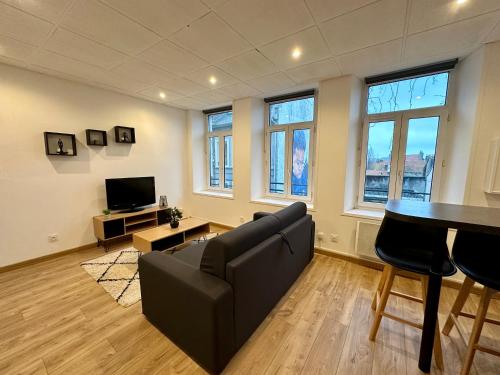 un salon avec un canapé et une table dans l'établissement Vue dégagée #2, à Boulogne-sur-Mer