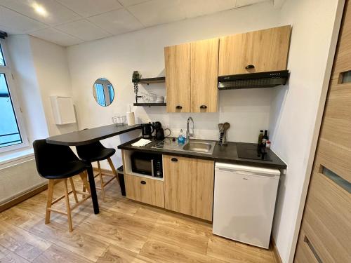 une petite cuisine avec un évier et un comptoir dans l'établissement Vue dégagée #2, à Boulogne-sur-Mer