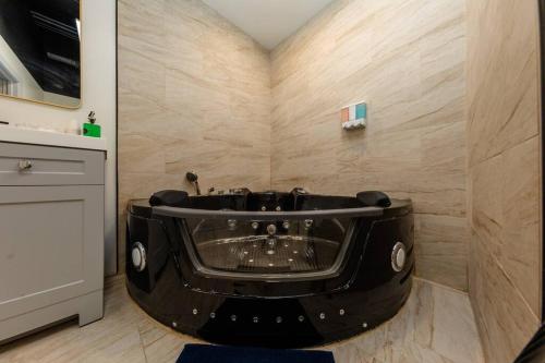 Gambar di galeri bagi Massive 6BR Luxury Suite Sleeps 12 Guests with Jacuzzi & Pool Table Perfect Group Stay and Optional Parking Near McCormick Place & Soldier Field di Chicago