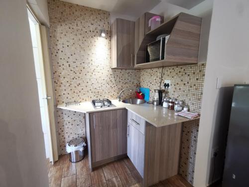 eine kleine Küche mit einer Spüle und einer Theke in der Unterkunft 50 Galena Affordable Luxury in Roodepoort