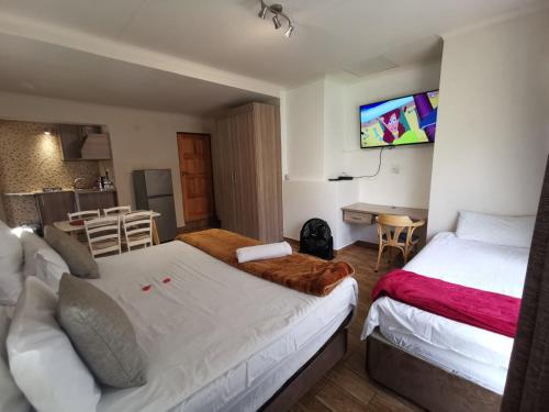 Ένα ή περισσότερα κρεβάτια σε δωμάτιο στο 50 Galena Affordable Luxury