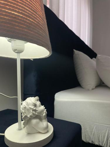 a lamp sitting on a table next to a bed at Motel restoran Sunce in Sremska Kamenica