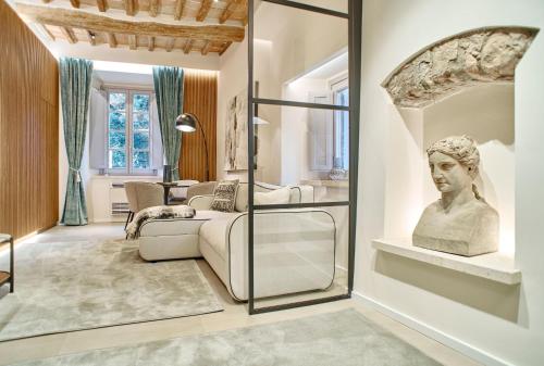 a living room with a statue of a bust on a wall at Holiday House CAMILLO BENSO in Perugia