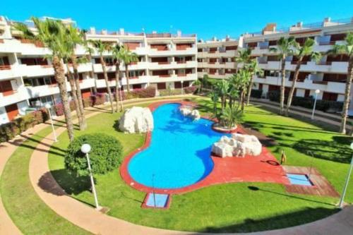 una gran piscina frente a un edificio en Casa Malibu El Rincon Pool view Playa Flamenca, en Playa Flamenca